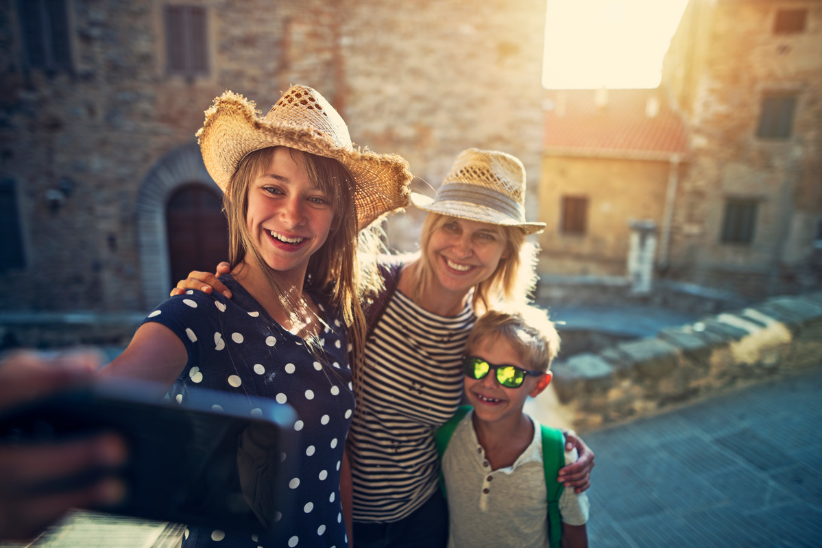 Mor og barn tek selfie i utlandet.