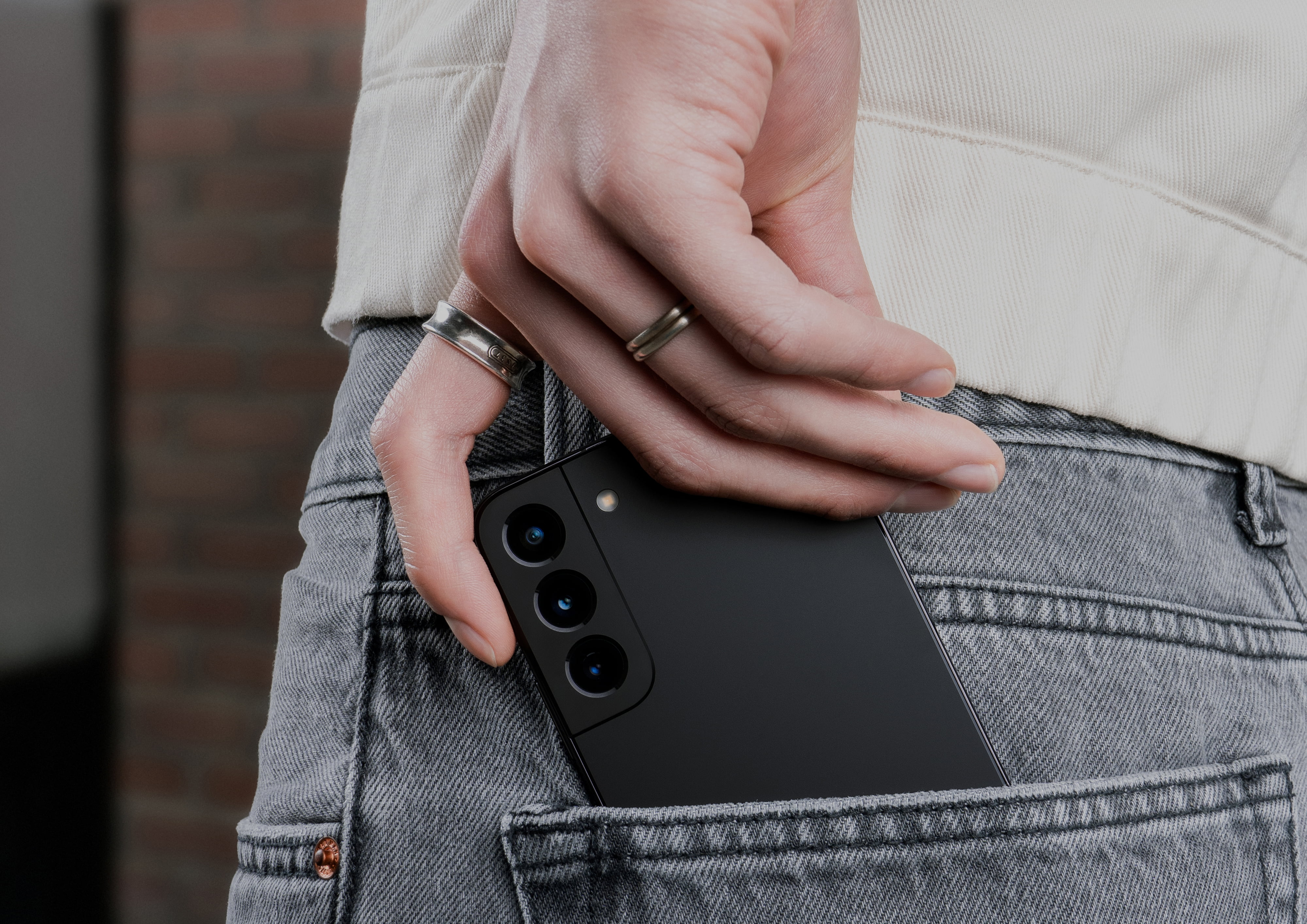 Mann med Samsung-telefon i baklomma.