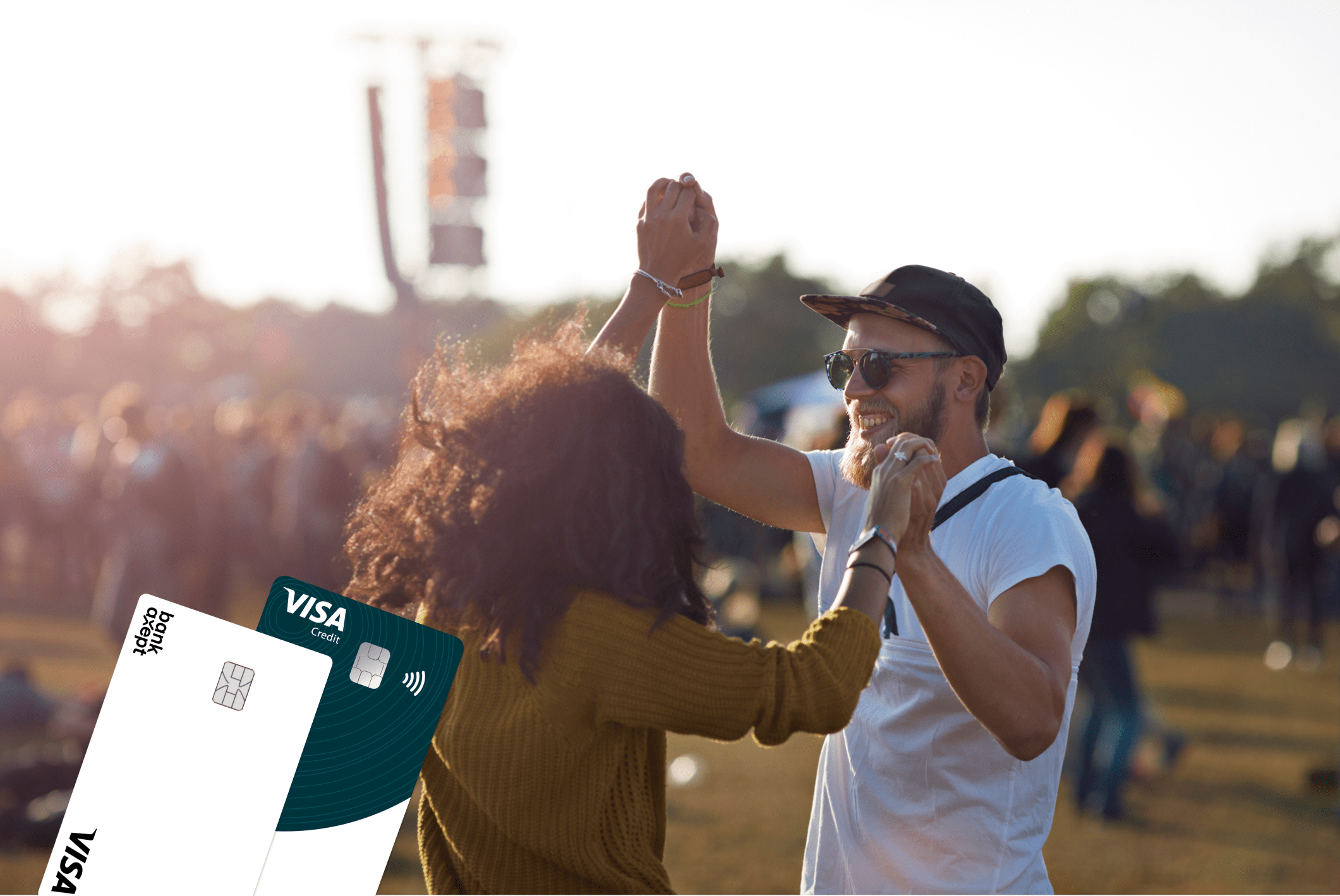 Ungt par dansar på festival.