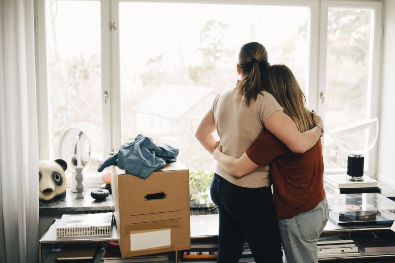 Jente med flytteesker klemmer dame