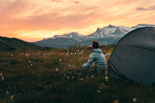 Mann på telttur i fjellheimen